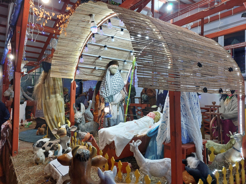Kolędowanie pod szopką w Różance