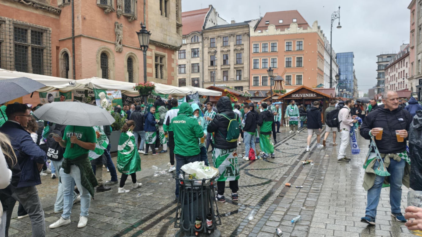 Gorąco przed finałem Ligii Konferencji we Wrocławiu. Tysiące kibiców na Rynku 