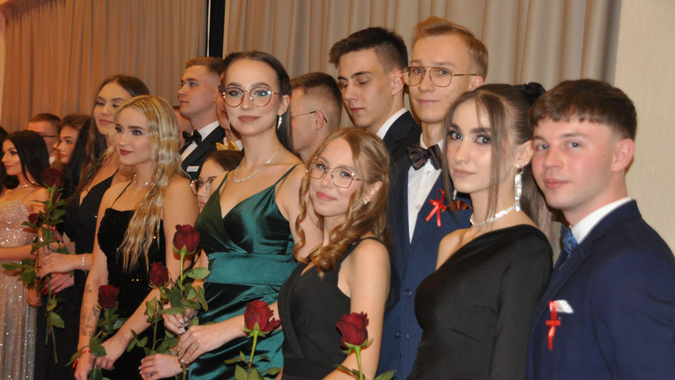 Studniówki 2024 w Świętokrzyskiem. Piękne kreacje, szykowne garnitury nadal w modzie!