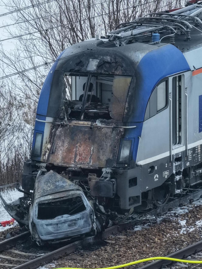 Pociąg i auto są w ogniu! Horror na przejeździe kolejowym pod Warszawą