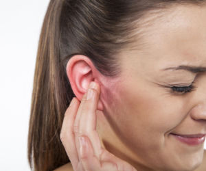 Słyszysz bicie serca w uchu? Badacze wyjaśniają, kiedy to znak choroby naczyń lub anemii