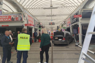 Rozpędzone BMW wjechało prosto w pasaż handlowy. Wypadek we Wrocławiu 