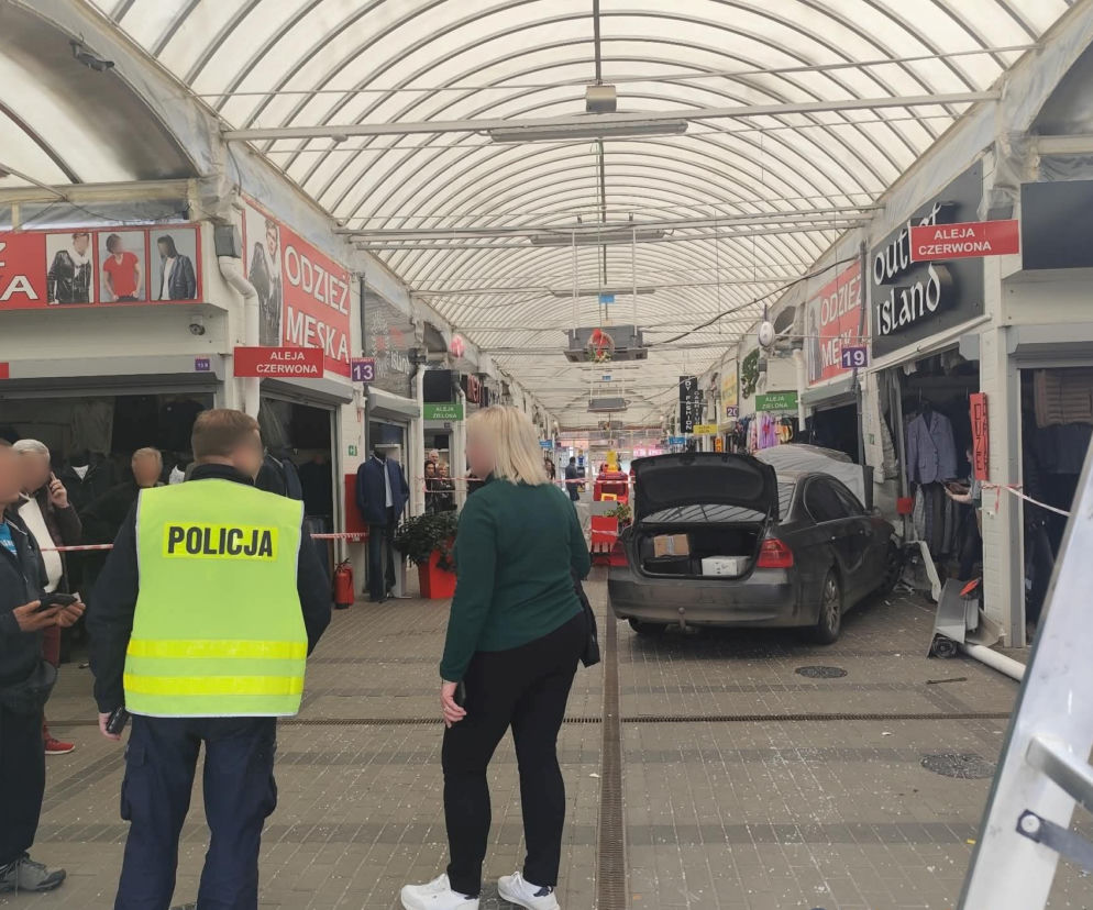 Rozpędzone BMW wjechało prosto w pasaż handlowy. Wypadek we Wrocławiu