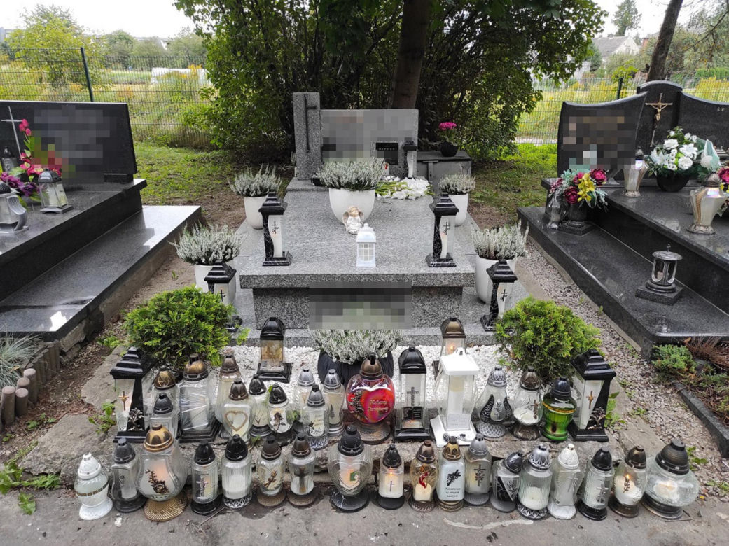 Zniszczenia na grobie syna Sylwii Peretti. Wystarczyła chwila nieuwagi, smutny widok