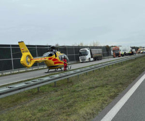 Pożar ciężarówki, potem wypadek. Laweta wioząca busy wjechała w tira na A2