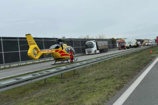 Pożar ciężarówki, potem wypadek. Laweta wioząca busy wjechała w tira na A2