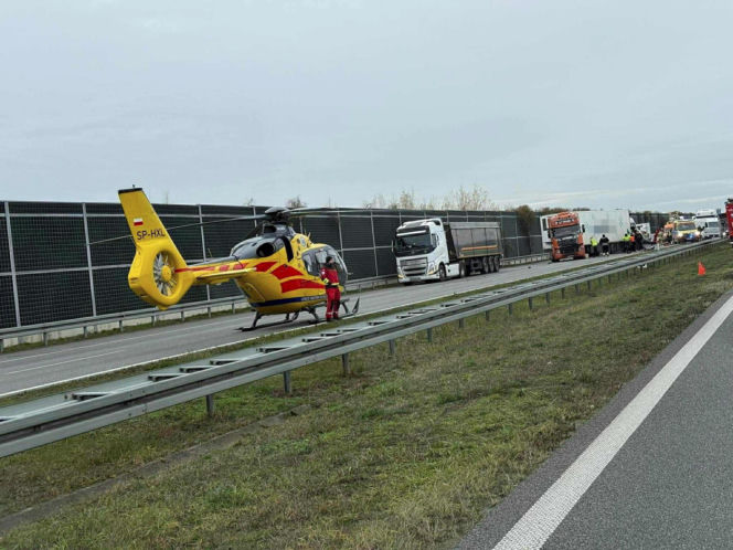 Pożar ciężarówki, potem wypadek. Laweta wioząca busy wjechała w tira na A2