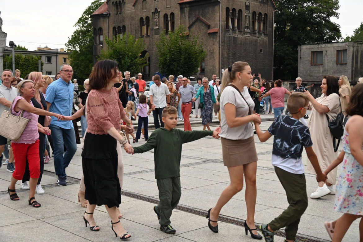 Ruda Śląska tańczy jak dawniej. Międzypokoleniowa potańcówka na rynku porwała tłumy