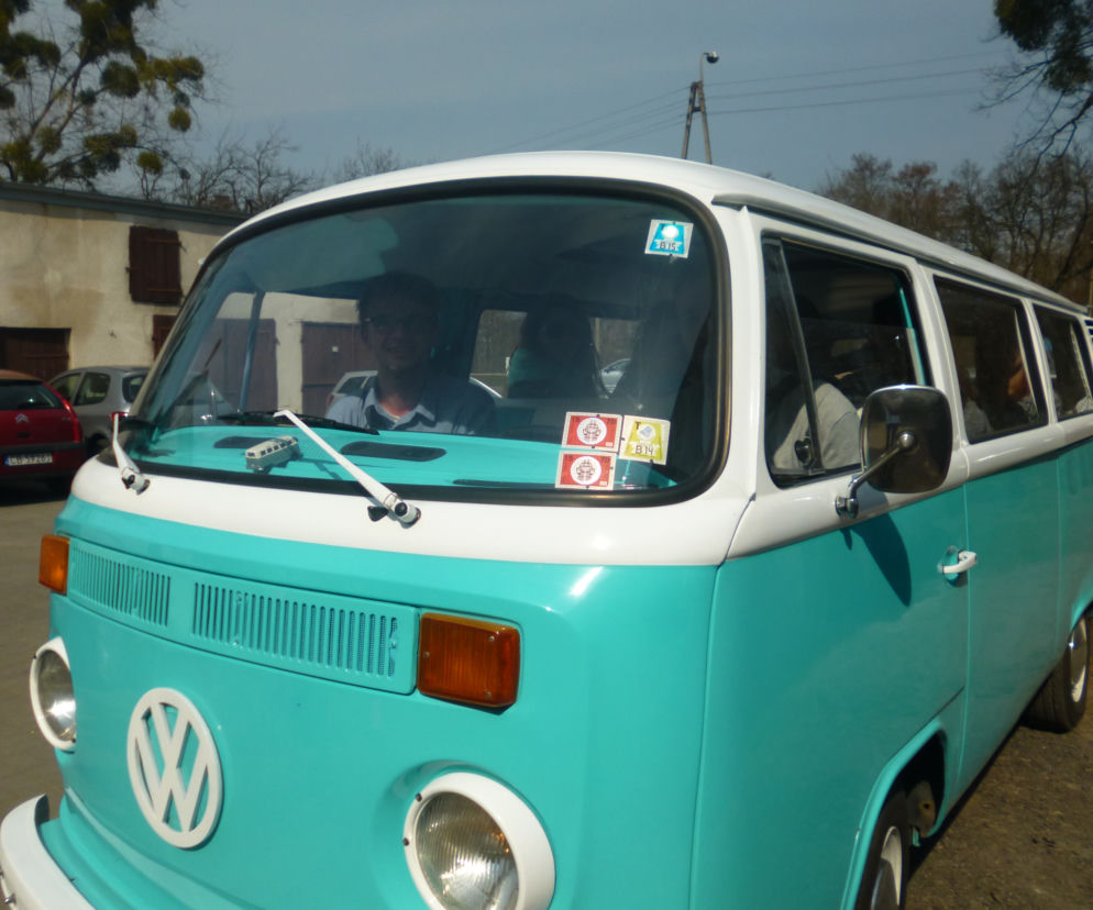 Grupa OGÓR Extreme jeździ po Europie Volkswagenem T2 - popularnym ogórkiem i nieźle się przy tym bawi.