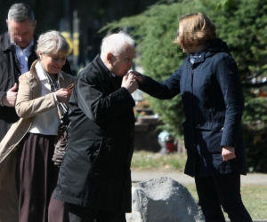 Jarosław Kaczyński na cmentarzu nie był sam. Pewna kobieta nie odstępowała go na krok