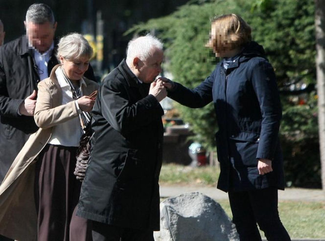 Jarosław Kaczyński na cmentarzu nie był sam. Pewna kobieta nie odstępowała go na krok
