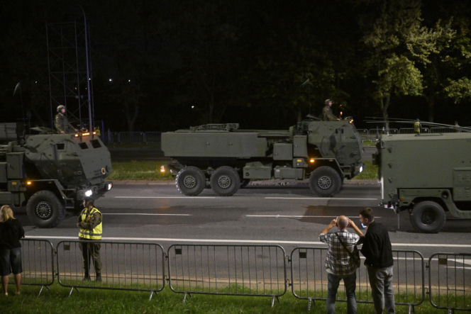 Nocna próba defilady wojskowej w Warszawie