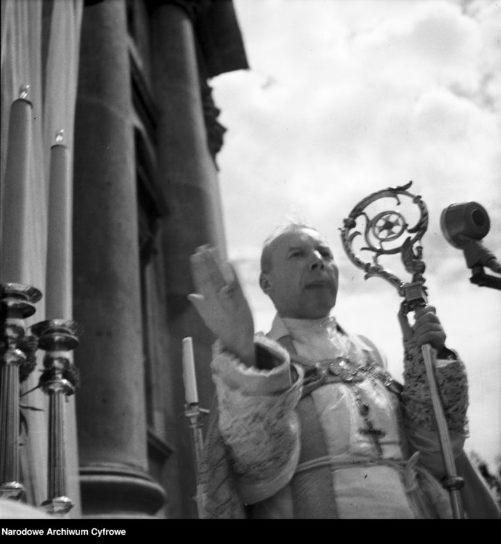 Uroczystość Bożego Ciała w Warszawie celebrowana przez Prymasa Polski kardynała Stefana Wyszyńskiego - 1957 rok
