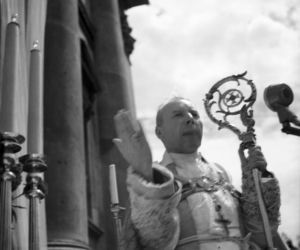 Uroczystość Bożego Ciała w Warszawie celebrowana przez Prymasa Polski kardynała Stefana Wyszyńskiego - 1957 rok