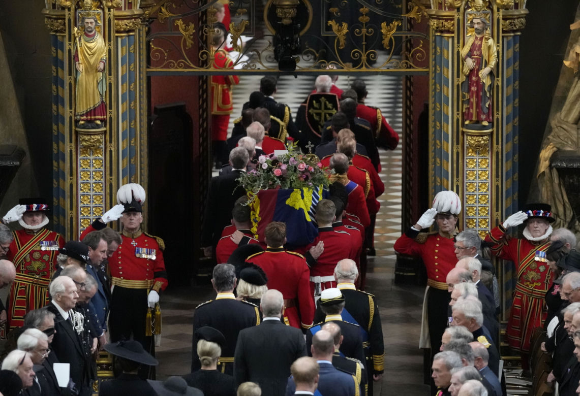 Trumna z Królową przybyła do Westminsteru