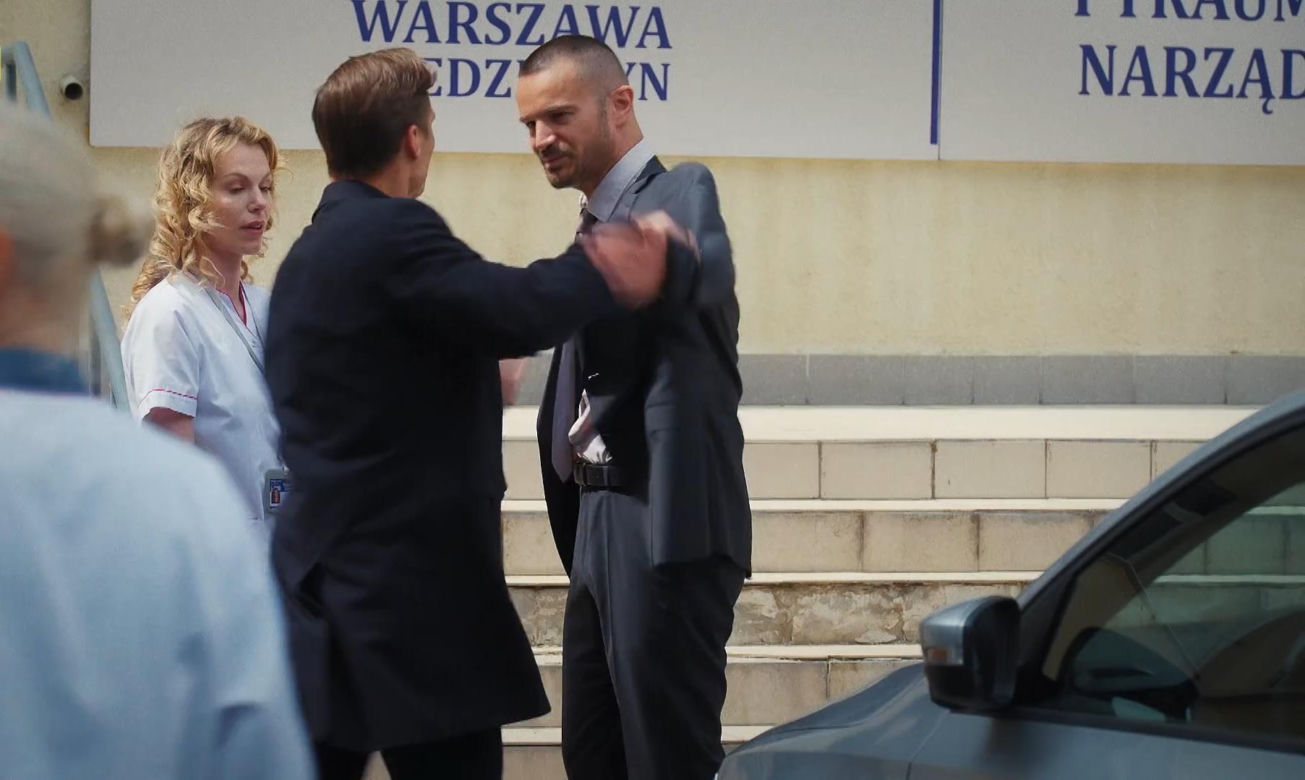 M jak miłość nowy sezon po wakacjach. Olek (Maurycy Popiel), Aleksander Sowiński (Mikołaj Krawczyk), Klaudia (Magdalena Dwurzyńska)