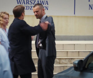 M jak miłość nowy sezon po wakacjach. Olek (Maurycy Popiel), Aleksander Sowiński (Mikołaj Krawczyk), Klaudia (Magdalena Dwurzyńska)