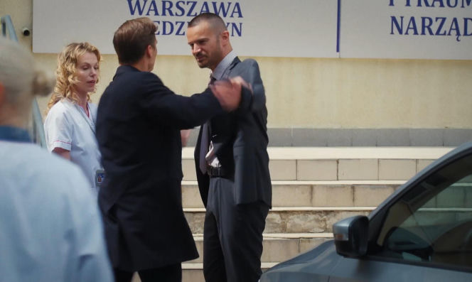 M jak miłość nowy sezon po wakacjach. Olek (Maurycy Popiel), Aleksander Sowiński (Mikołaj Krawczyk), Klaudia (Magdalena Dwurzyńska)