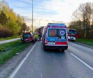 Jedna osoba została poszkodowana. Droga jest całkowicie zablokowana