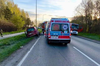 Jedna osoba została poszkodowana. Droga jest całkowicie zablokowana