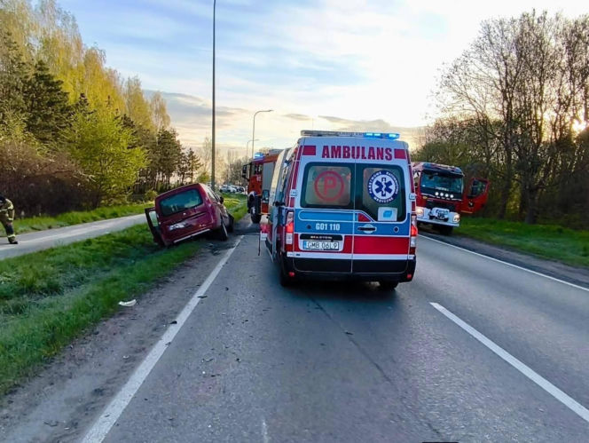 Jedna osoba została poszkodowana. Droga jest całkowicie zablokowana