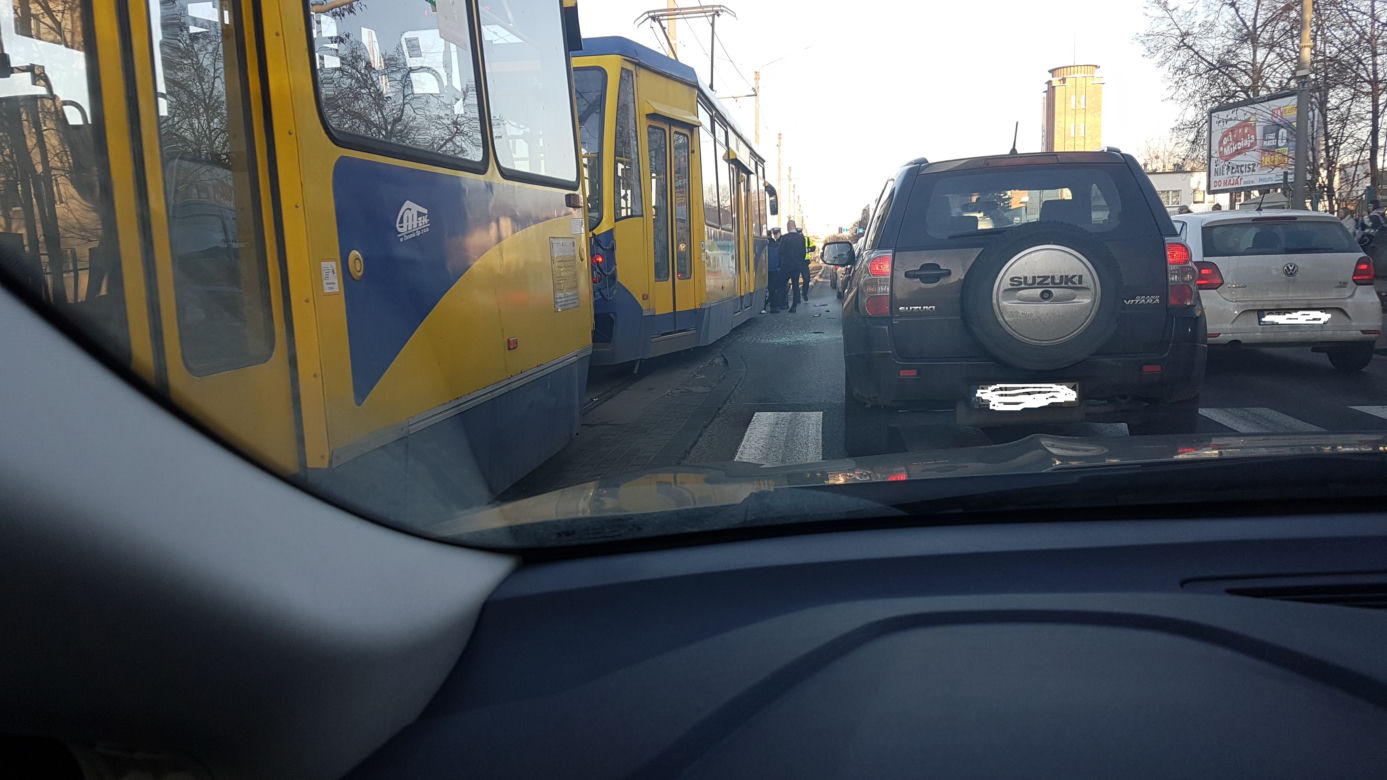 Kierowca BMW zderzył się z tramwajem! Poważne utrudnienia!