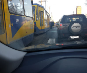 Kierowca BMW zderzył się z tramwajem! Poważne utrudnienia!
