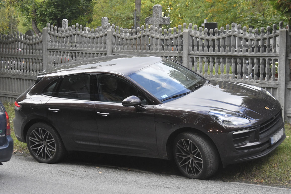 Żona wozi Olbrychskiego porshe