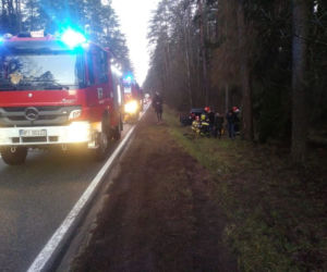 Wypadek na trasie Orzysz - Ełk.  Dachowanie osobówki