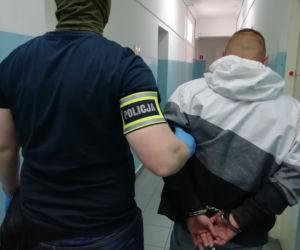 Bełchatów: Przerażona kobieta uciekała oknem. Perfidni bracia bliźniacy okradli jej dom!    