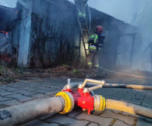 Toruń: Pożar pustostanu przy Szosie Chełmińskiej. Imponująca łuna ognia