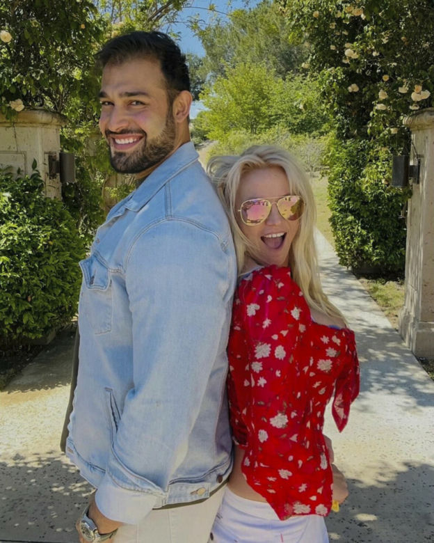 Britney w bikini na koniu