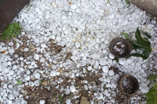 Gradobicie na Mazurach. Kule lodu wielkości pięści niszczyły dachy i samochody!