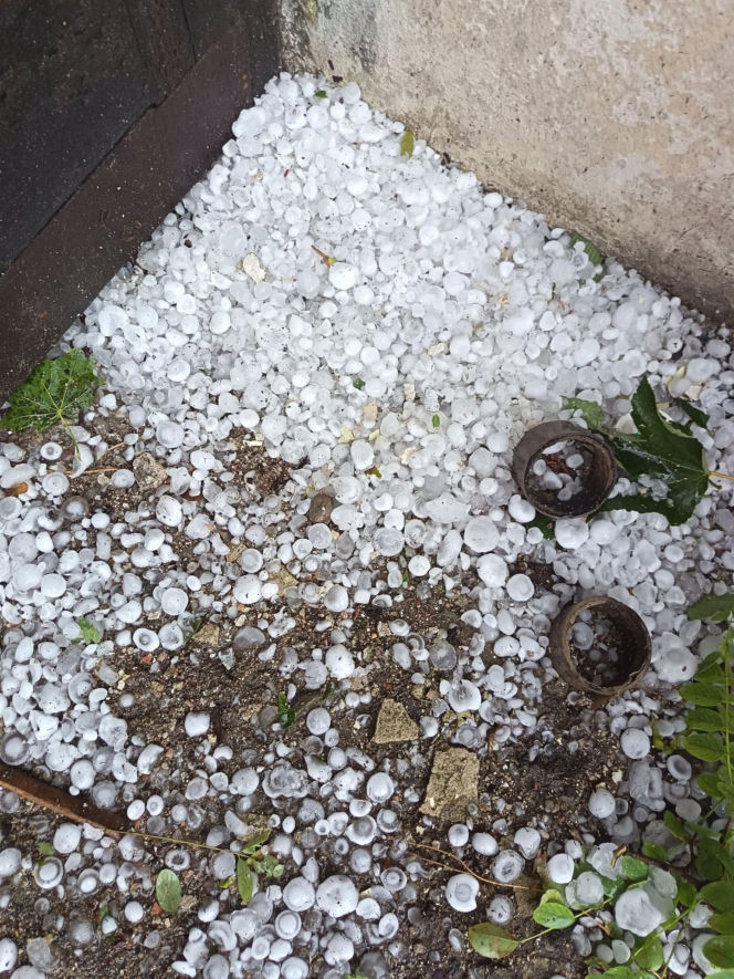 Gradobicie na Mazurach. Kule lodu wielkości pięści niszczyły dachy i samochody!
