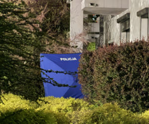 Szok na Żoliborzu! Mężczyzna runął z trzeciego piętra, w mieszkaniu drugie ciało