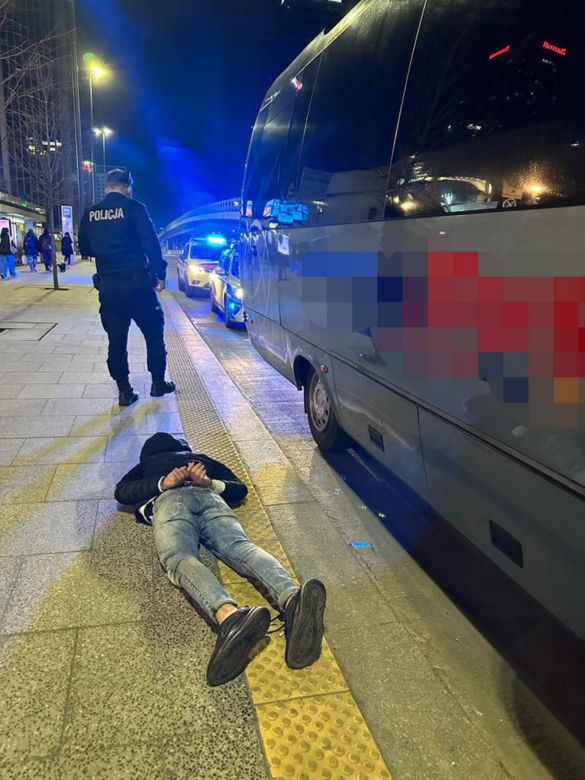 Napad na kierowcę autobusu w samym centrum Warszawy! Sprawcy w rękach policji