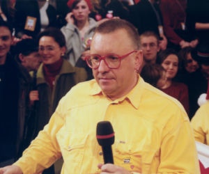Jerzy Owsiak na przestrzeni lat. Tak zmieniał się jego charakterystyczny wizerunek