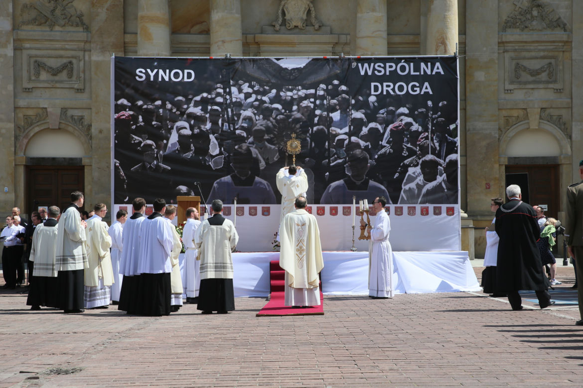 Centralna procesja Bożego Ciała w Warszawie. Ołtarze nawiązywały do wojny