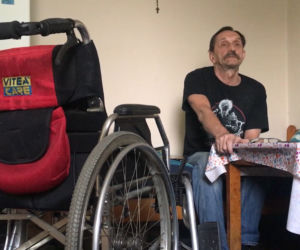 Pan Andrzej, brat 61-latki, choruje na stwardnienie rozsiane