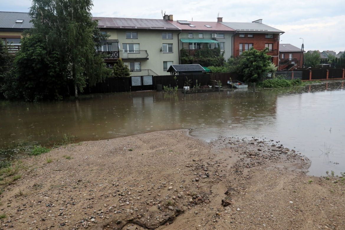 Suwałki zalane! Zatopione ulice i posesje po ulewnym deszczu [ZDJĘCIA]