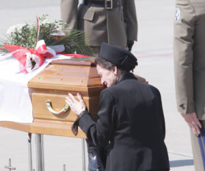 Przywitanie ciała prezydenta Kaczorowskiego