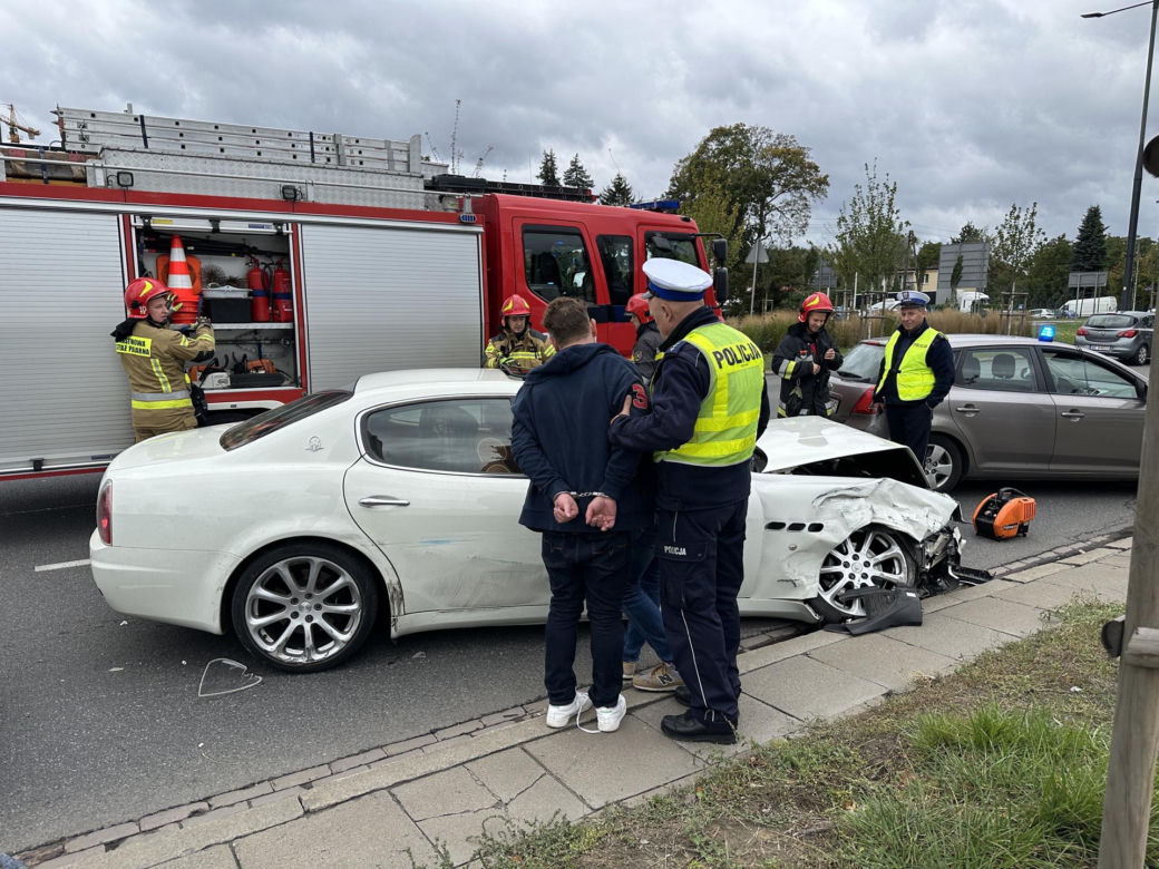 Pościg ulicami Warszawy. Wariat z promilami za kółkiem zmasakrował kilka pojazdów. Dwie osoby ranne