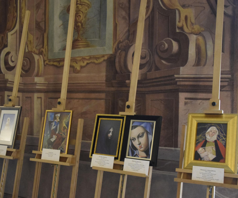 Ekspozycja Madonny świata w Lubelskiej Archikatedrze. Widoczne sztalugi z pastelami Teresy Szczuki przedstawiającymi wizerunki Matki Bożej z różnych kultur, podkreślające różnorodność przedstawień Maryi. Dowiedz się więcej o wystawie na naszym portalu.