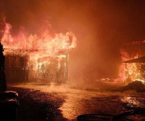 Pożar w Kościerzynie. Policjanci wynieśli z płonącego domu 94-latkę
