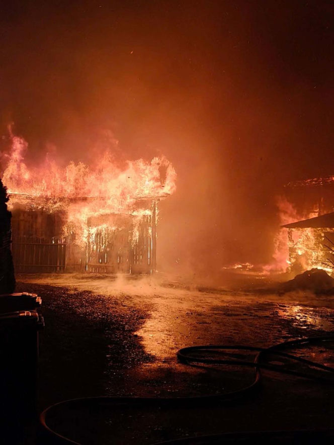 Pożar w Kościerzynie. Policjanci wynieśli z płonącego domu 94-latkę