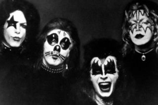 Grali dla dziesięciu osób w klubie w nowojorskiej dzielnicy. Wspominamy pierwszy koncert formacji Kiss! 