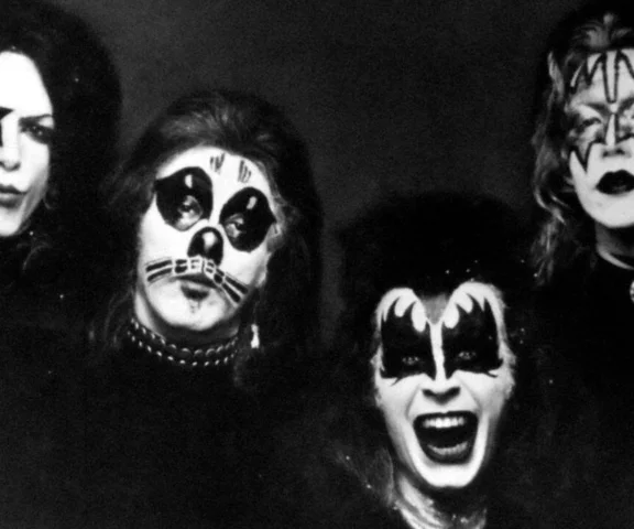 Grali dla dziesięciu osób za 50 dolarów. Oto historia pierwszego koncertu formacji Kiss