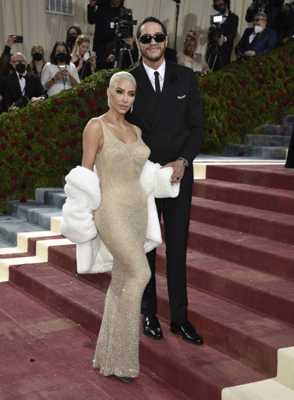 Kim Kardashian w sukni Marylin Monroe. "To profanacja!"