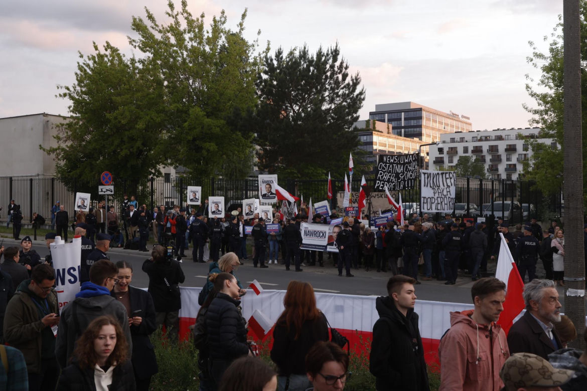 Karol Nawrocki przyjechał do TVP. Symboliczny gest i mocne wsparcie z zaplecza