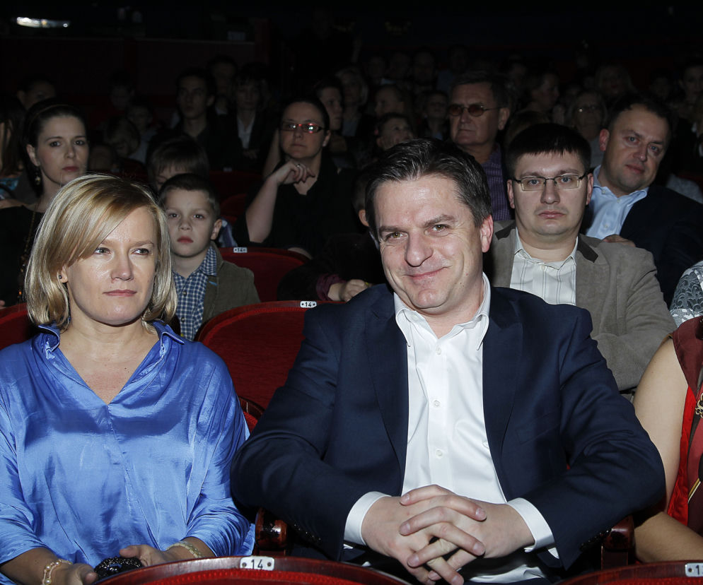 Bogdan Rymanowski z żoną Moniką i córką siedzą na widowni. O ich relacji przeczytasz na SE Polityka.